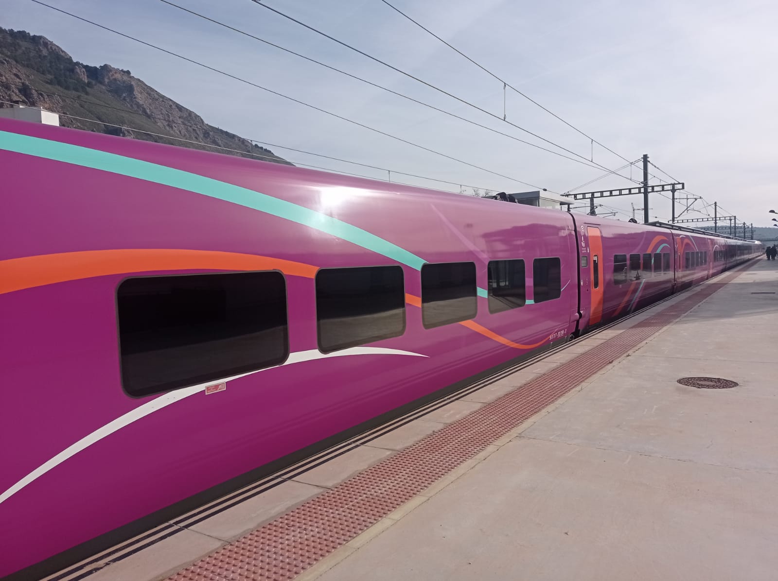 Tren AVLO en la estación de Loja (Granada)