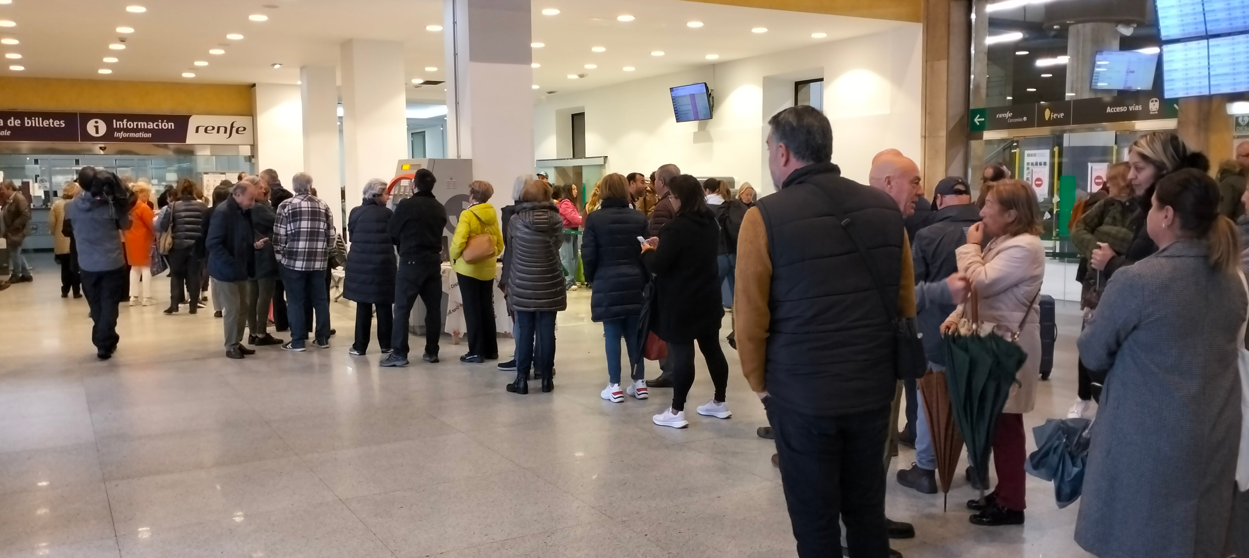 Cola de los viajeros, en la estación de Oviedo, para obtener los primeros billetes de AVE.