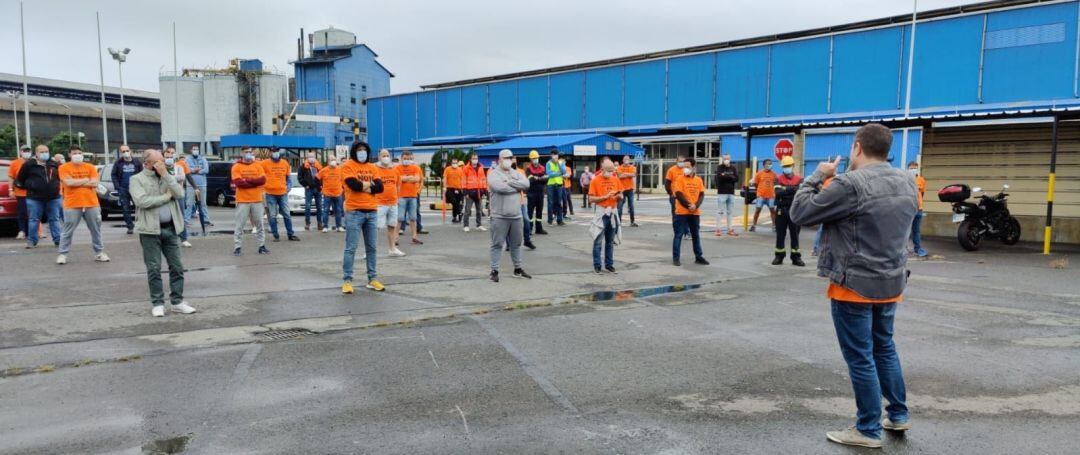 Concentración de trabajadores en la entrada de las instalaciones