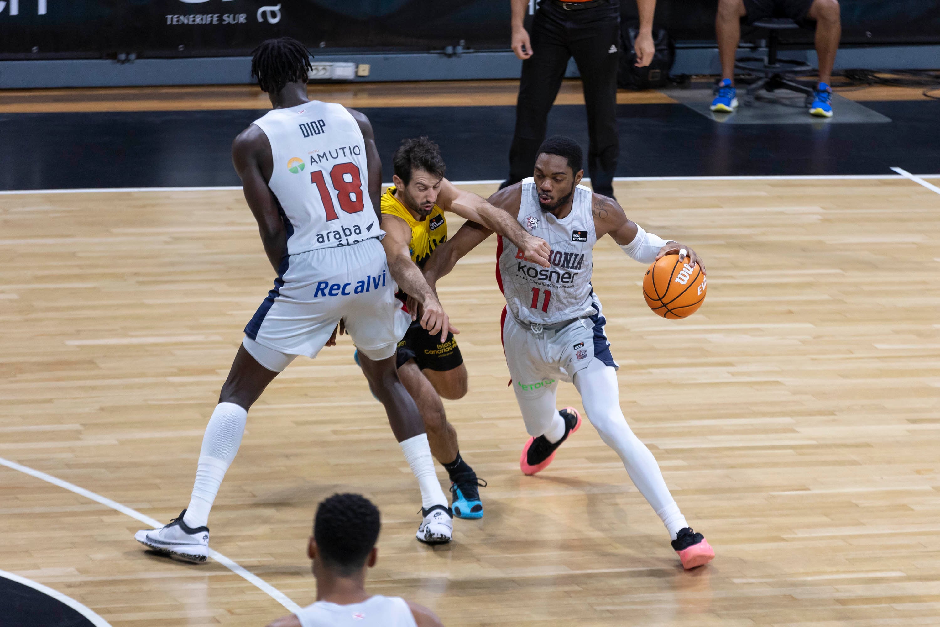 LA LAGUNA (TENERIFE), 29/09/2024.- El escolta del Baskonia, Forrest (d), avanza en el ataque ante la oposición del base de La Laguna Tenerife, Bruno Fitipaldo (c), durante el partido de la primera jornada de la Liga Endesa que enfrentó a su equipo con el Baskonia, este domingo en el pabellón Santiago Martín en La Laguna, (Tenerife).EFE/ Miguel Barreto
