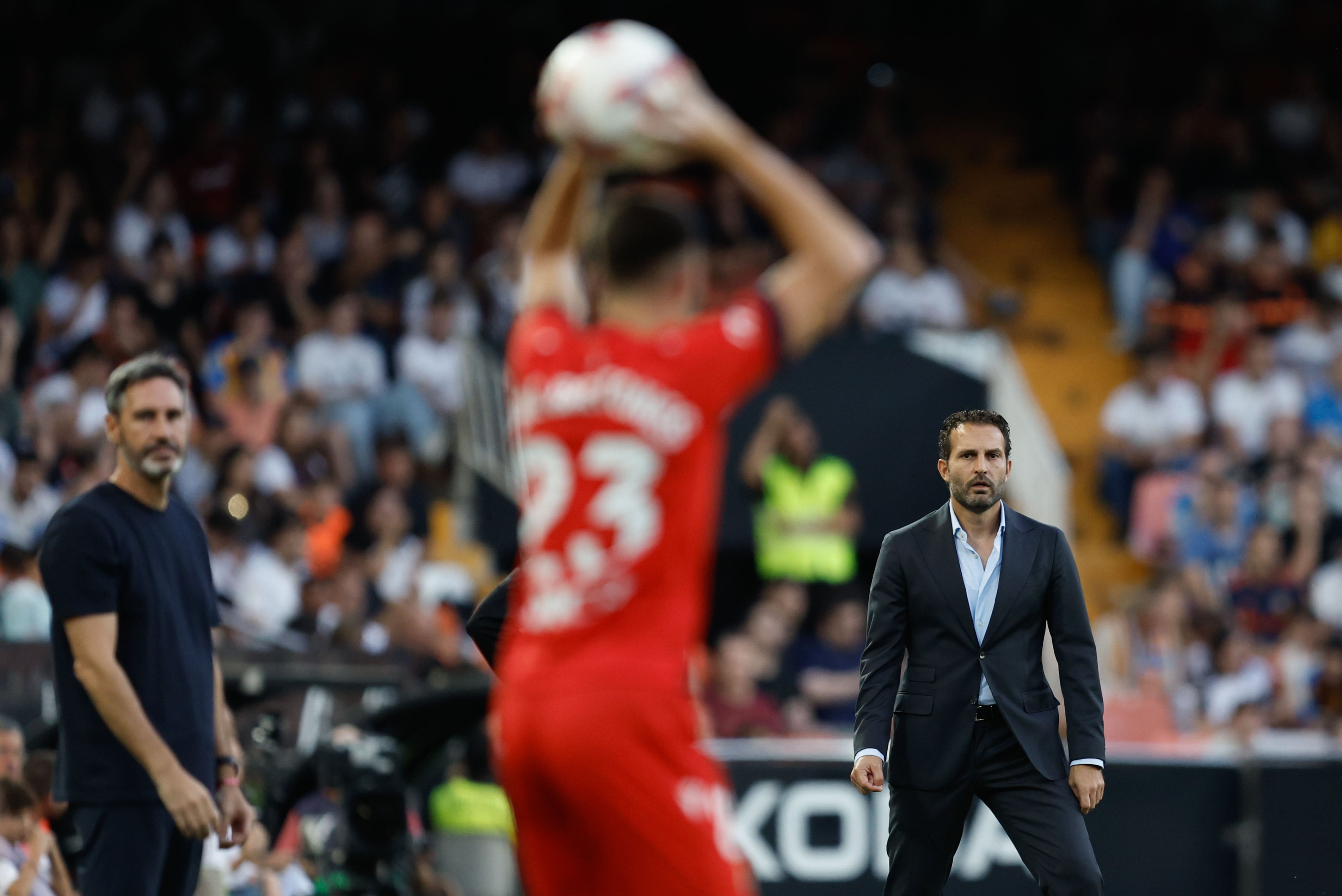 Vicente Moreno y Rubán Baraja, los entrenadores de Osasuna y Valencia durante el partido en Mestalla