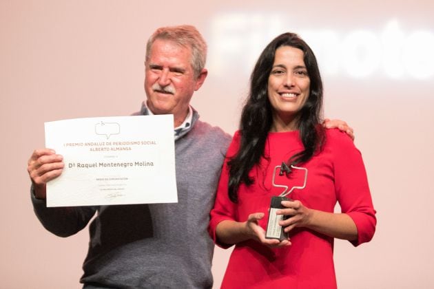 Raquel Montenegro recibe el premio de manos de Eduardo Latorre de Córdoba Solidaria