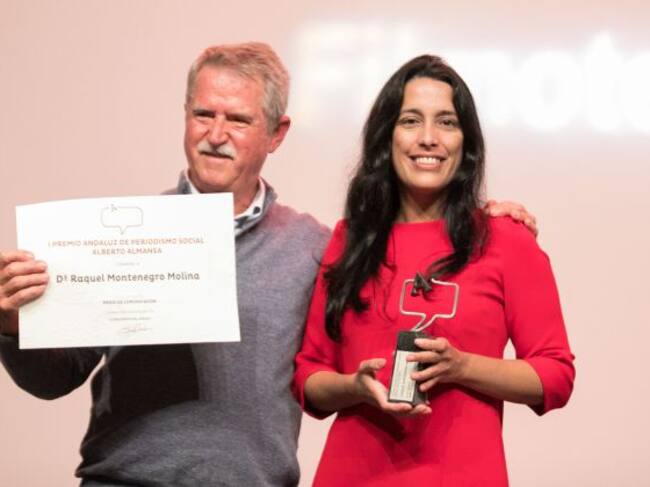Raquel Montenegro recibe el premio de manos de Eduardo Latorre de Córdoba Solidaria