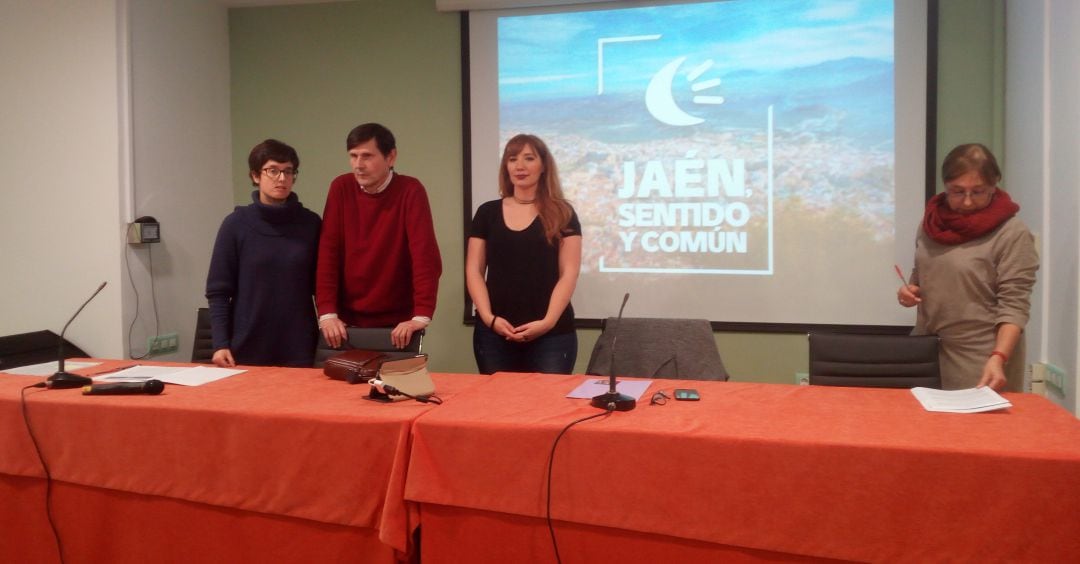 Miembros del movimiento Jaén, sentido y común con Miguel Quesada, presidente de la Asociación Jaén en Común en el centro.
