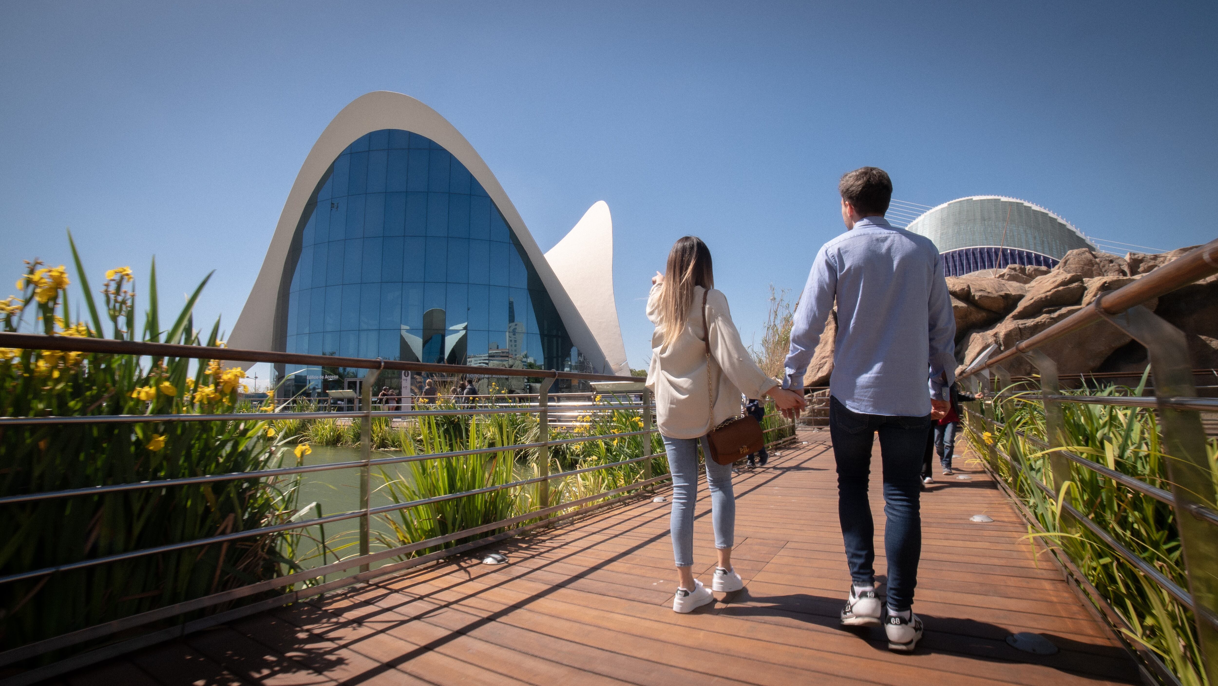 Dos visitantes en el Oceanogràfic