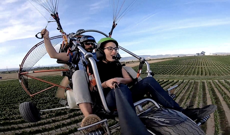 El enoturista podrá volar sobre la bodega y los viñedos en un paramotor. Foto: Bodega Sommos