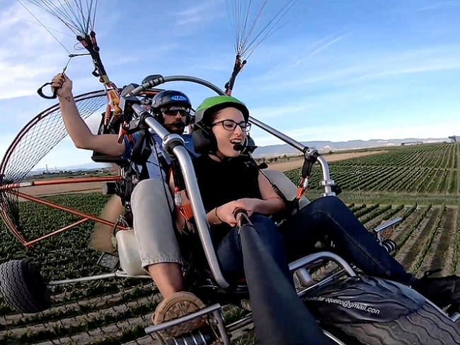 El enoturista podrá volar sobre la bodega y los viñedos en un paramotor. Foto: Bodega Sommos