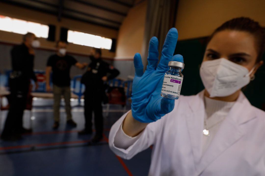 Imagen de la vacunación contra el Covid-19 de un agente de la Policía Local de Murcia