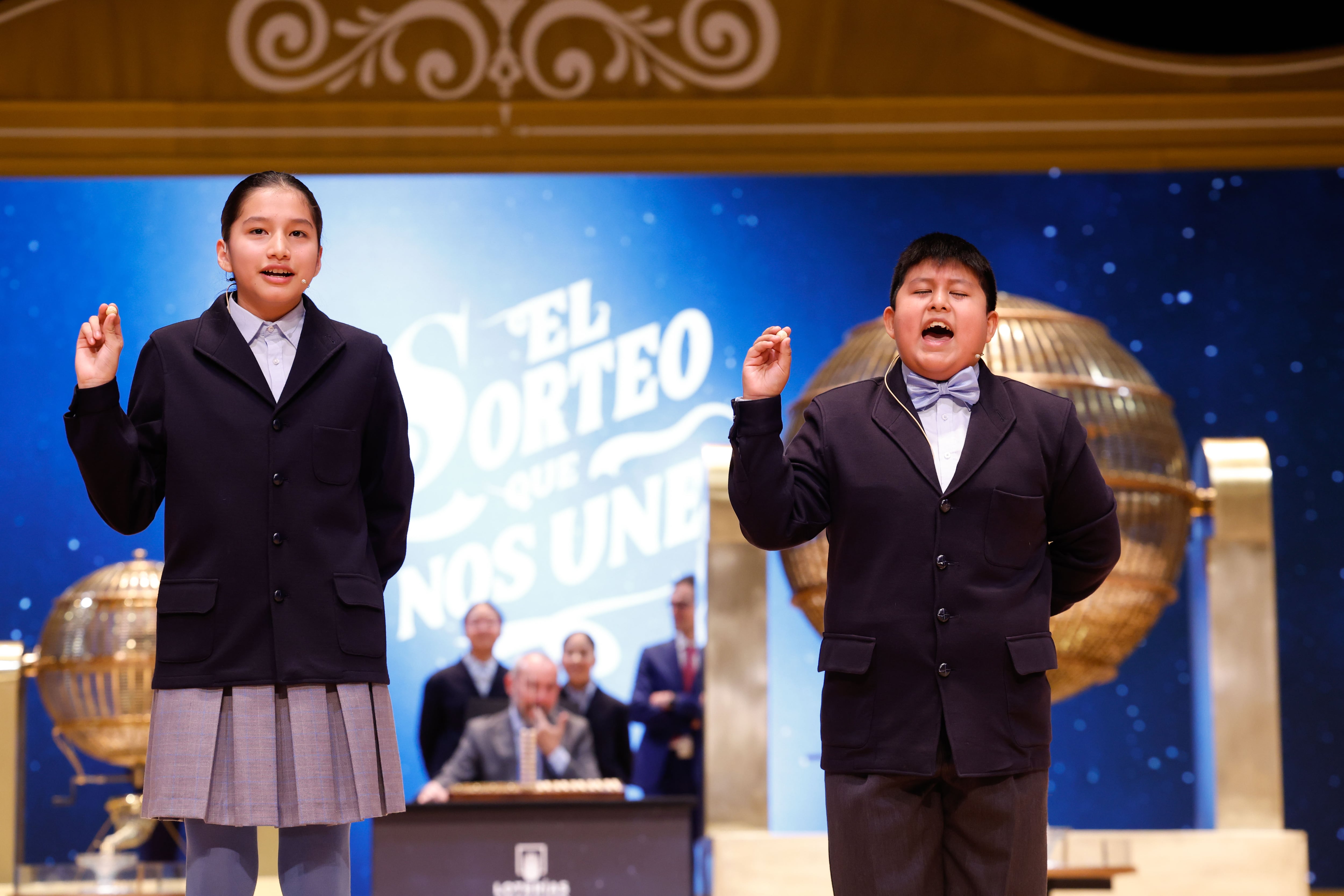 MADRID, 22/12/2024.- Los niños de la Residencia San Ildefonso de Madrid Piero Rai Chávez (d) y Alisce Ríos (i), muestran el número 72.480, el Gordo de Navidad, dotado con 4.000.000 euros a la serie y 400.000 euros al décimo, durante el sorteo de la Lotería de Navidad que se celebra este domingo en el Teatro Real, en Madrid. EFE/Javier Lizón
