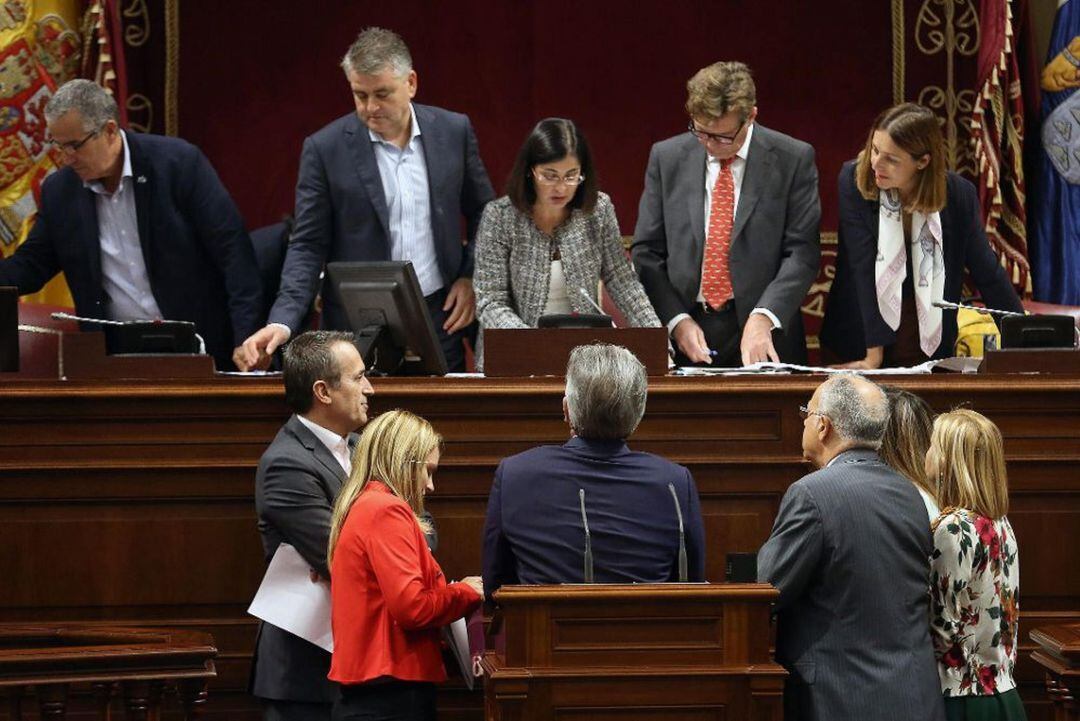 Los portavoces de los distintos grupos políticos del Parlamento de Canarias conversan con la presidenta de la Cámara, Carolina Darias. 