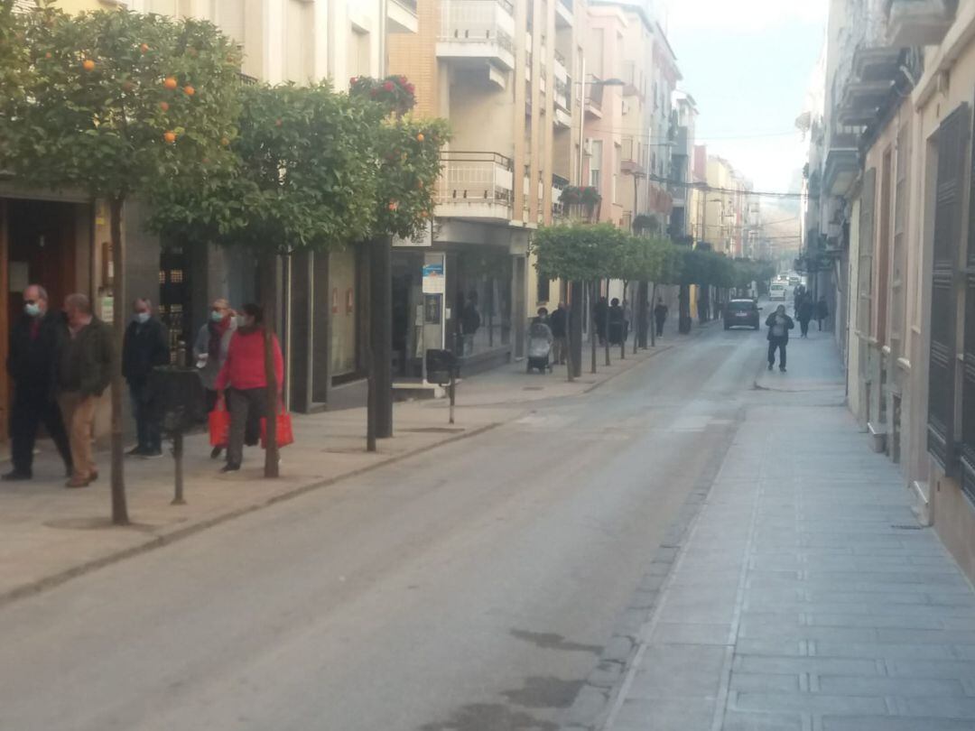 La calle General Fresneda mantiene la actividad de una jornada en campaña de aceituna