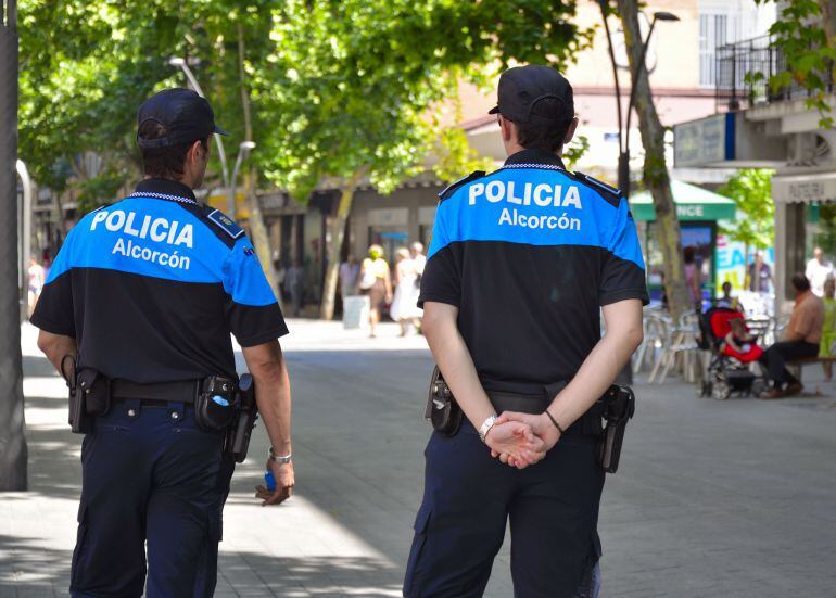 Policía municipal de Alcorcón patrullando las calles