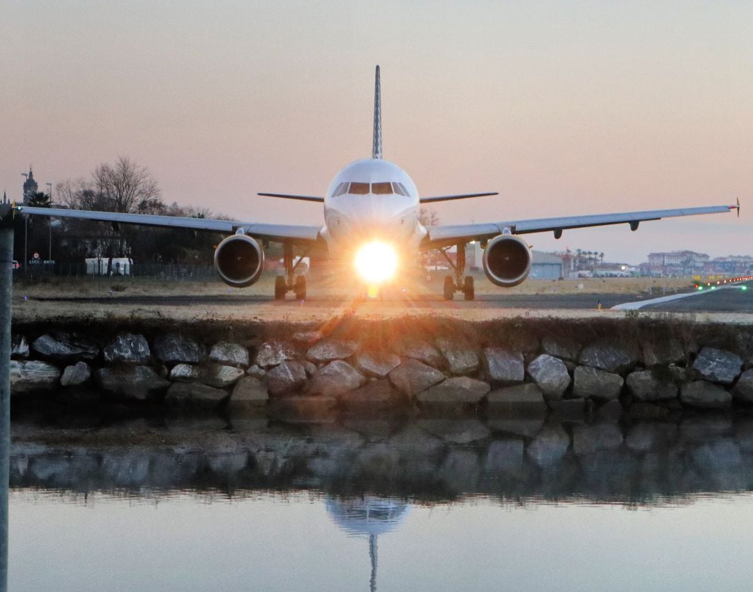 Un avión de Vueling, en el aeropuerto de San Sebastián