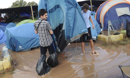 GRA052. BURRIANA (CASTELLÓN), 31/07/2015.- Fotografía facilitada por un campista tras una de las trombas de agua han anegado ésta madrugada algunos de los cámpings del Arenal Sound, obligando al desalojo de alrededor de un millar de jóvenes. EFE (SOLO USO EDITORIAL)