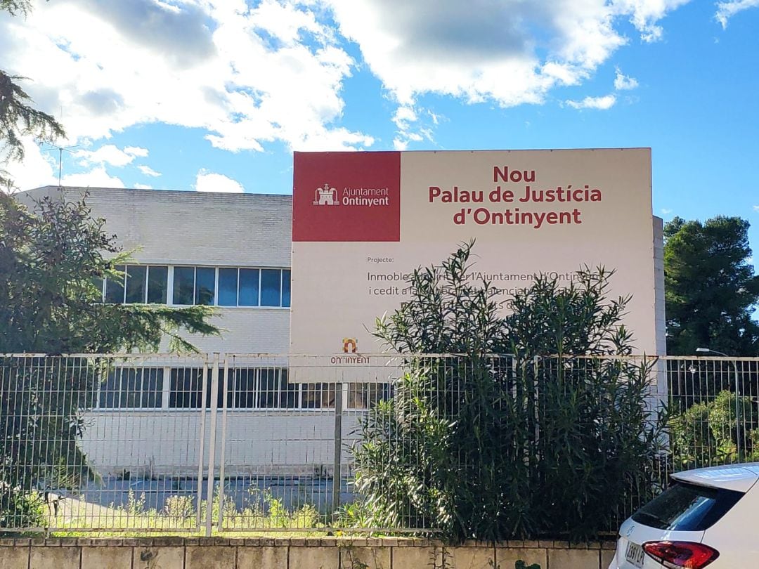 El cartell que indica que serà el futur Palau de Justícia