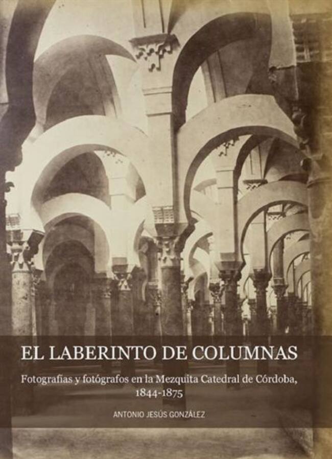 Portada de "El laberinto de columnas", con la singular fotografía de Luis Leon Masson, con las arquerías de la Mezquita encaladas.