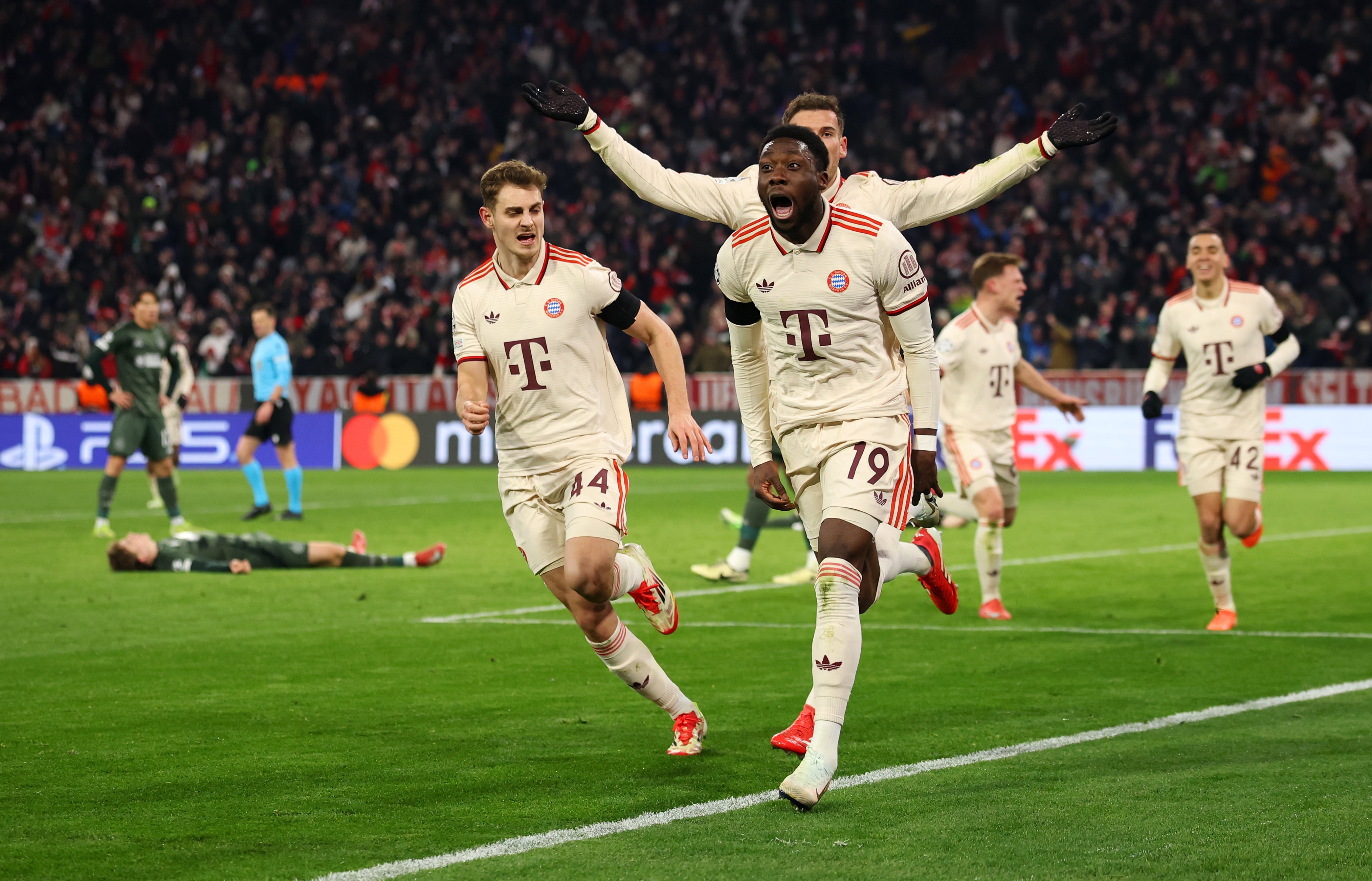 Alphonso Davis celebra el gol de la victoria