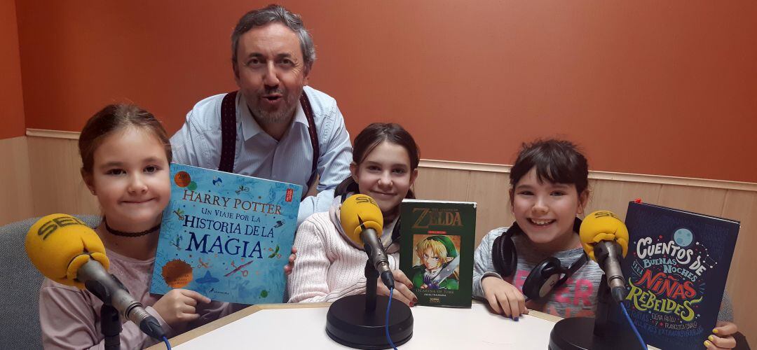 Marina, Claudia y Alex, junto a Chema Contreras, director de &#039;Rincón Literario&#039;.