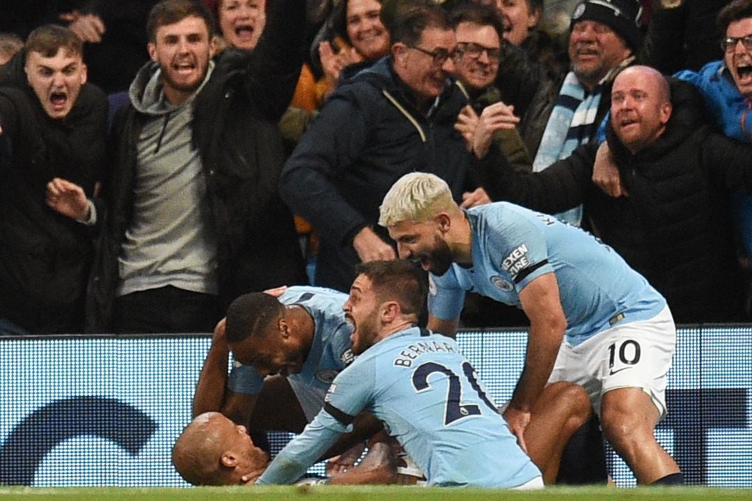 Kompany celebra el gol del Manchester City con sus compañeros