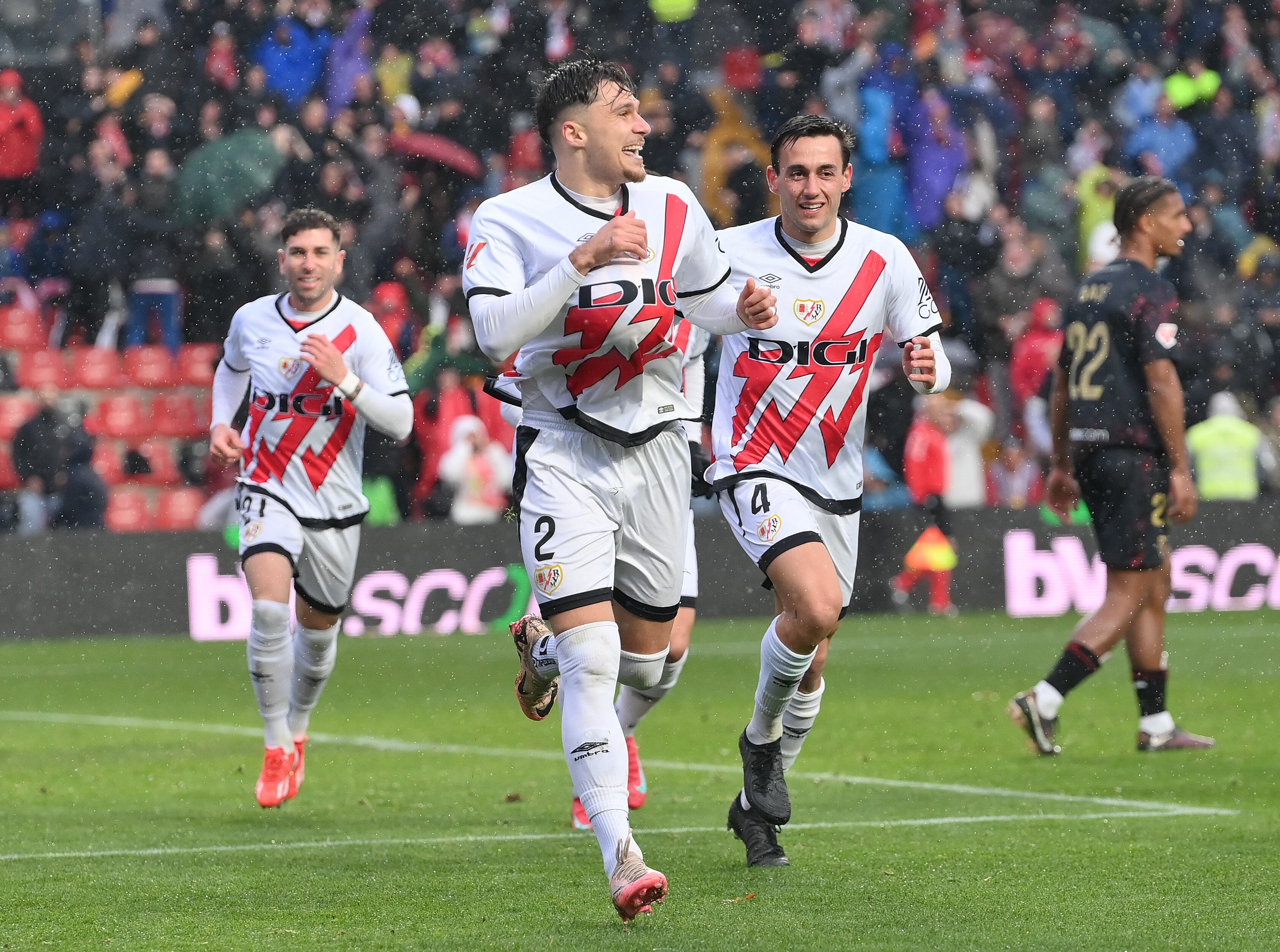 Andrei Ratiu, durante un partido con el Rayo Vallecano. (Denis Doyle/Getty Images)
