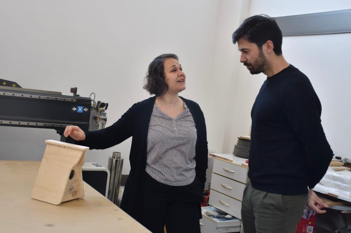 Javier Cebrián con Delia Millán en una visita a FabLab.