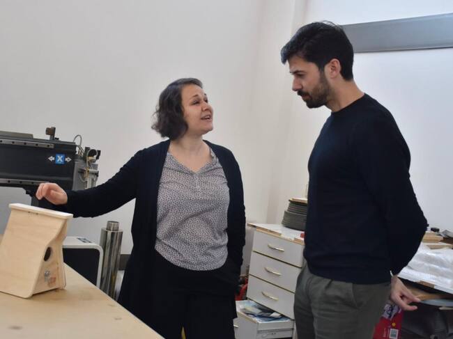 Javier Cebrián con Delia Millán en una visita a FabLab.