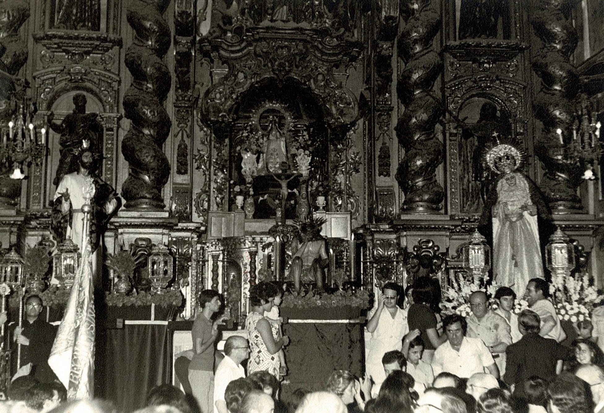 Las imágenes titulares de la Hermandad de la Sagrada Cena tras su traslado a la Iglesia de Los Terceros en agosto de 1973, hace ahora 50 años