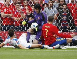 Petr Cech ataja un disparo de Morata.