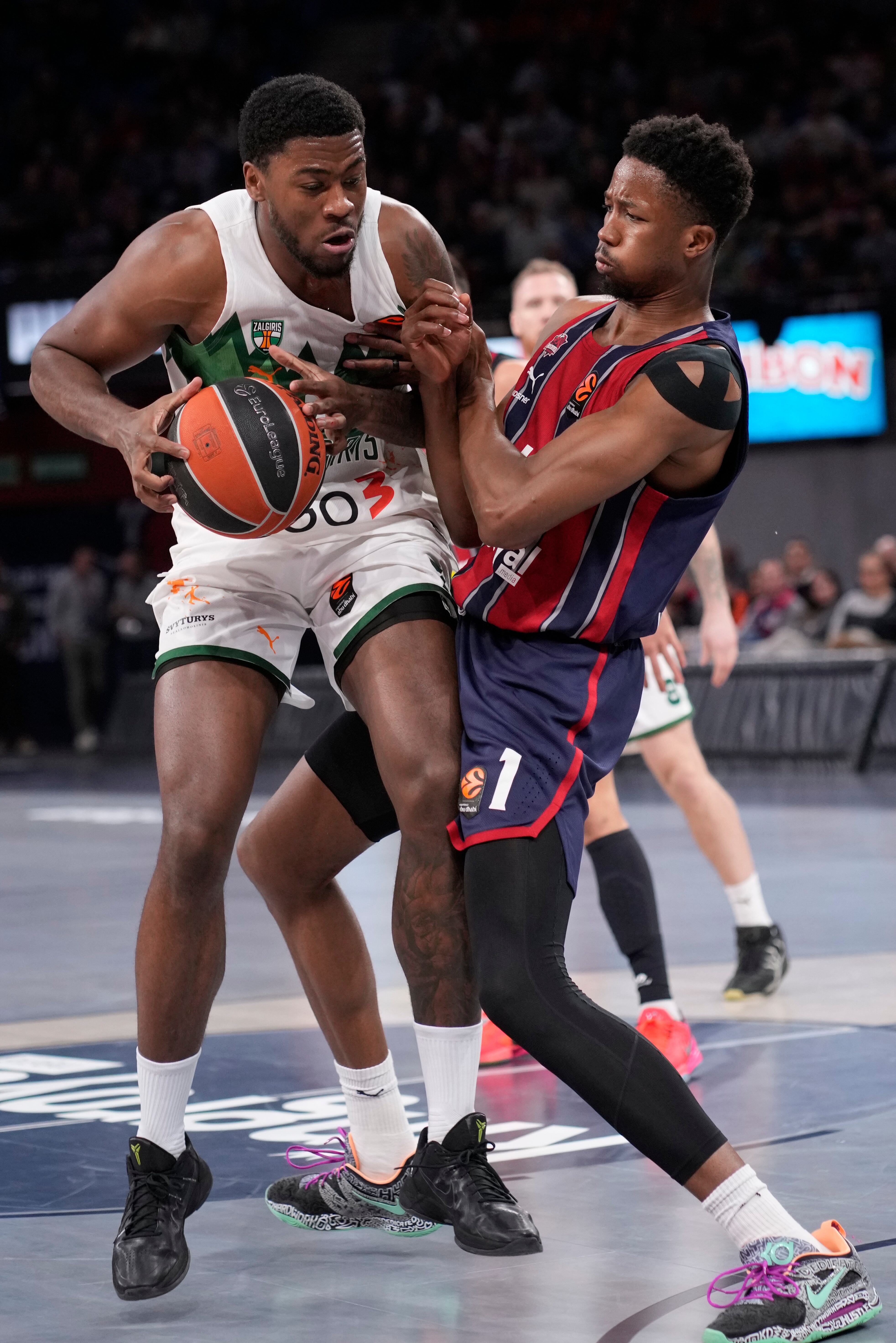 VITORIA, 30/01/2026.- Moses Wright del Zalgiris (i) en acción ante Mamadi Diakite del Baskonia durante el partido de la jornada 25 de la Euroliga de baloncesto que disputan el Baskonia y el Zalgiris Kaunas este viernes, en el Fernando Buesa Arena de Vitoria-Gasteiz. EFE/ ADRIAN RUIZ HIERRO