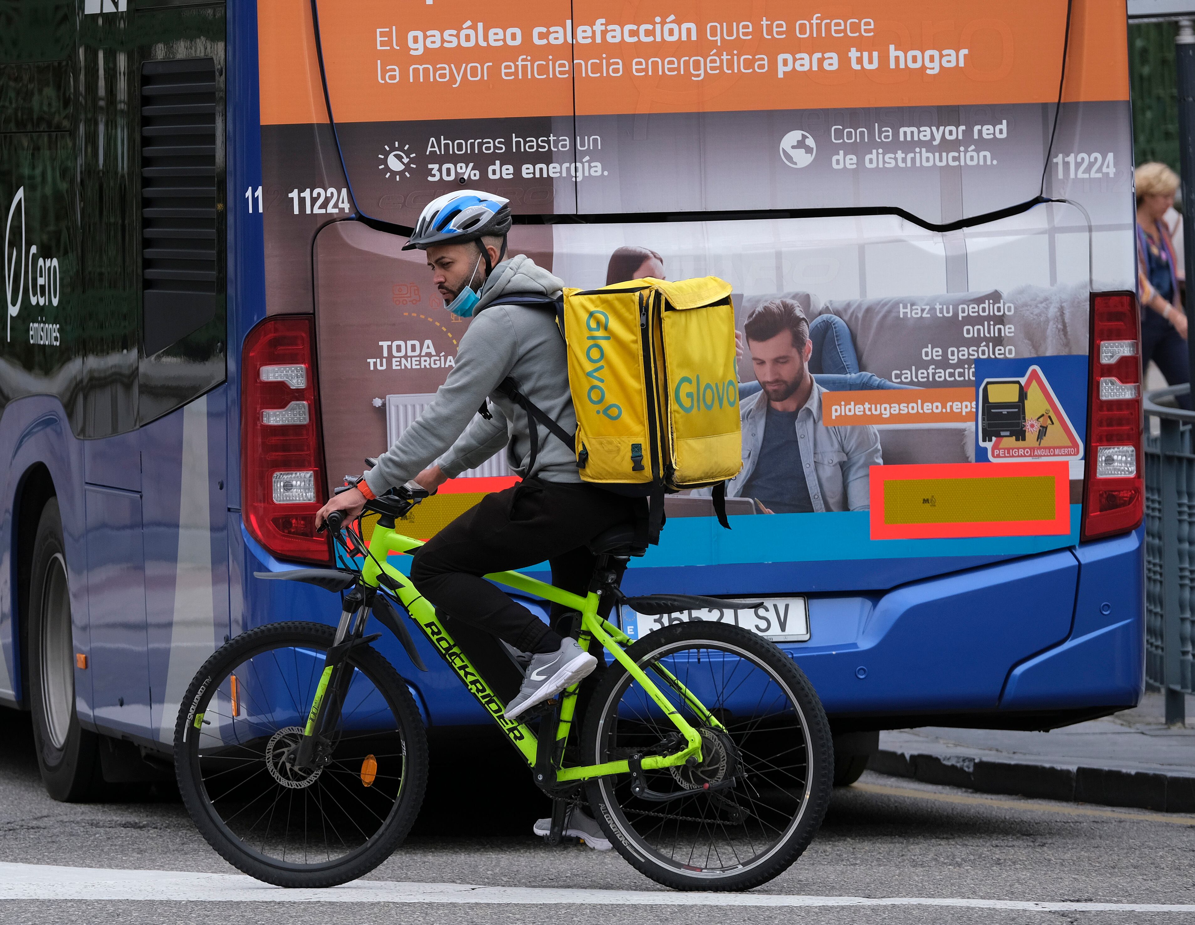 Un joven repartidor en bicicleta por el centro de Oviedo la mañana de este lunes.