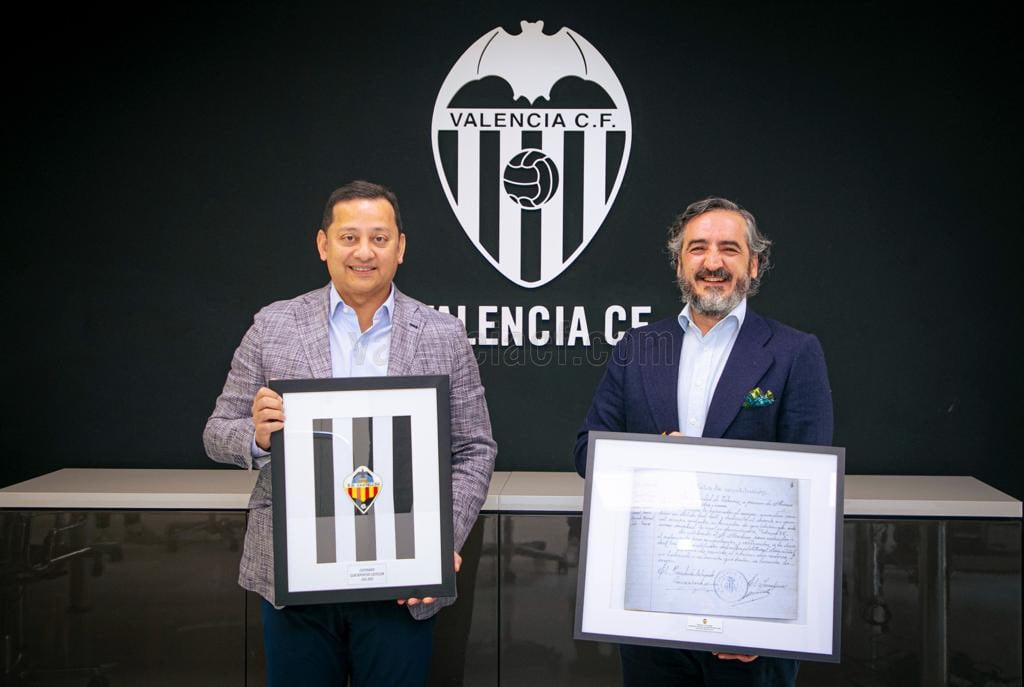 El presidente del CD Castellón, Vicente Montesinos, con el presidente valencianista, Anil Murthy.