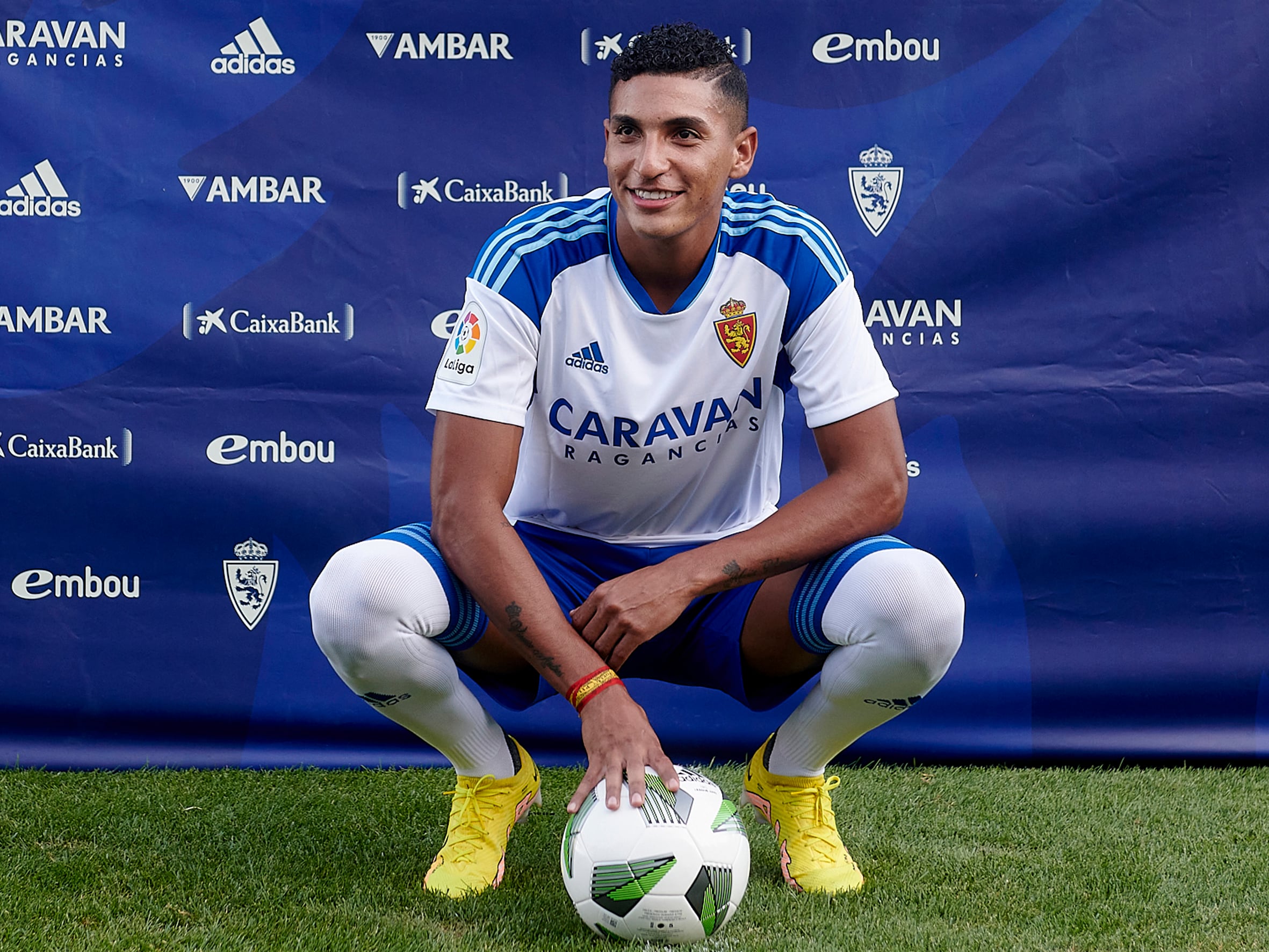 Gabi Fuentes posa con la camiseta del Real Zaragoza