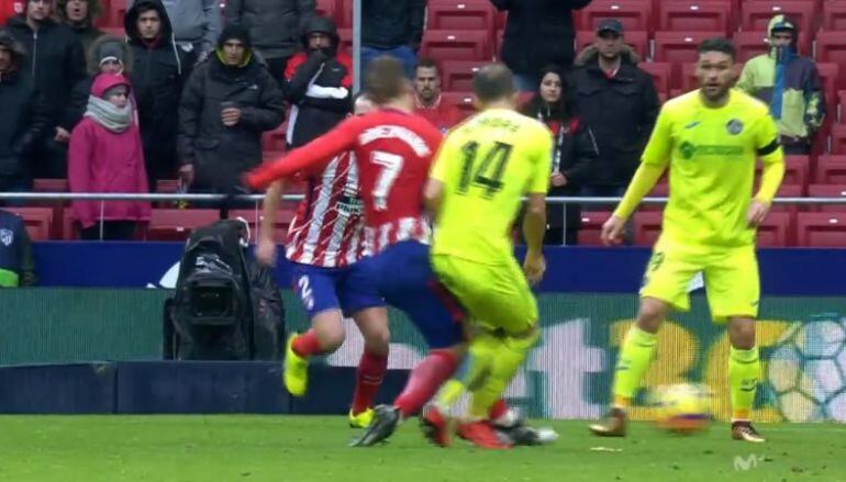 La jugada en la que Griezmann vio la tarjeta amarilla