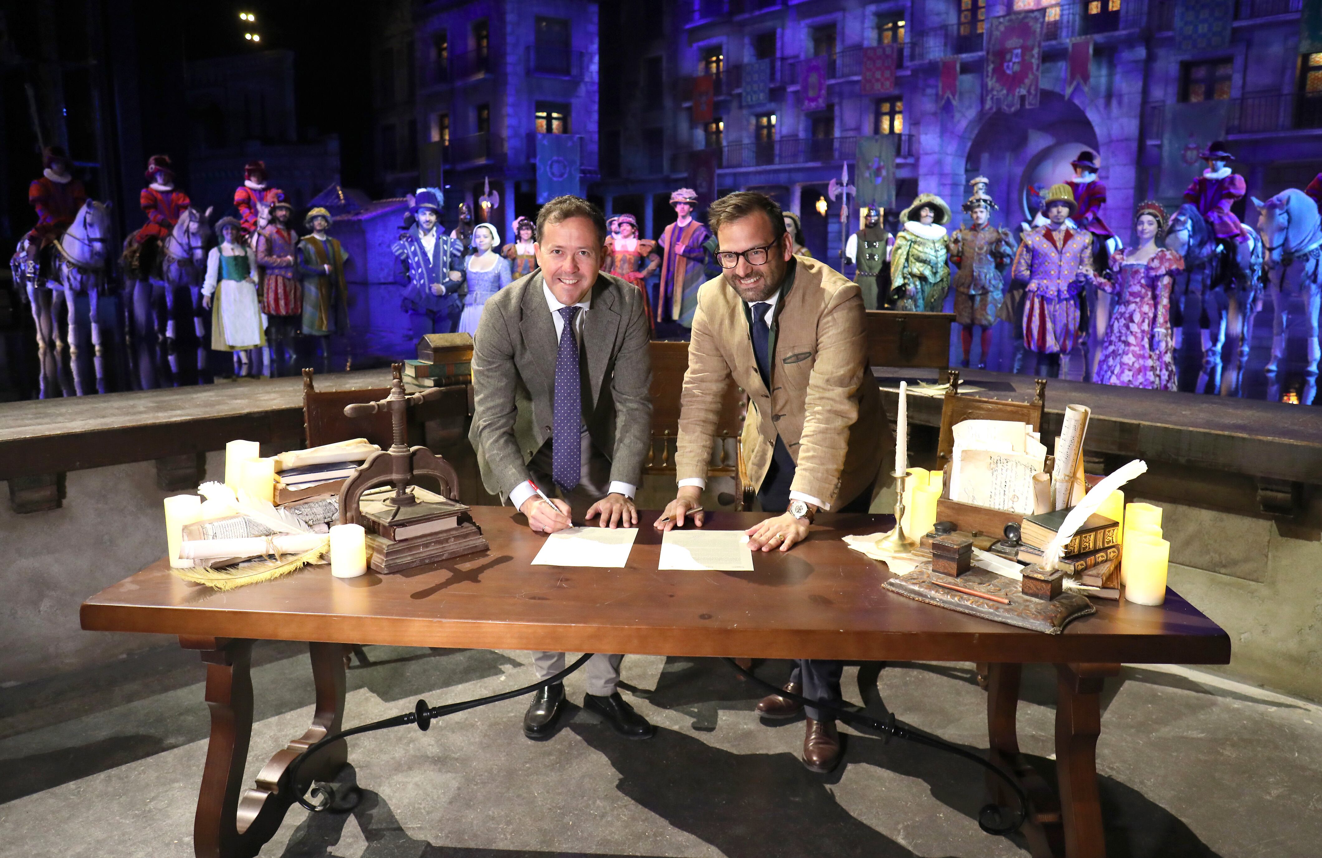 El alcalde de Toledo, Carlos Velázquez junto al consejero delegado de Puy du Fou, Erwan de la Villéon, durante la firma del nuevo protocolo de adhesión para que Toledo consiga ser Capital Europea de la Cultura 2031.