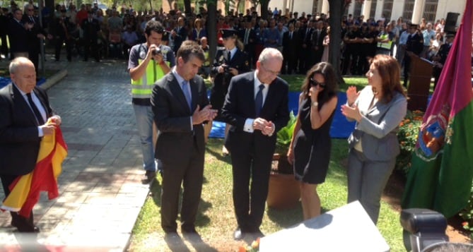 El director de la policía, el alcalde de Málaga y la delegada del gobierno en Andalucía junto a la viuda del policía asesinado tras descubrir el monolito en su memoria