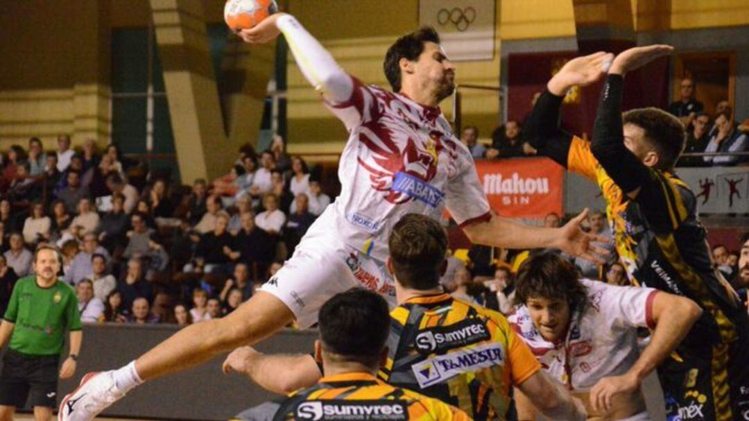 Feuchtmann lanza a portería en uno de los partidos celebrados en el Palacio Municipal