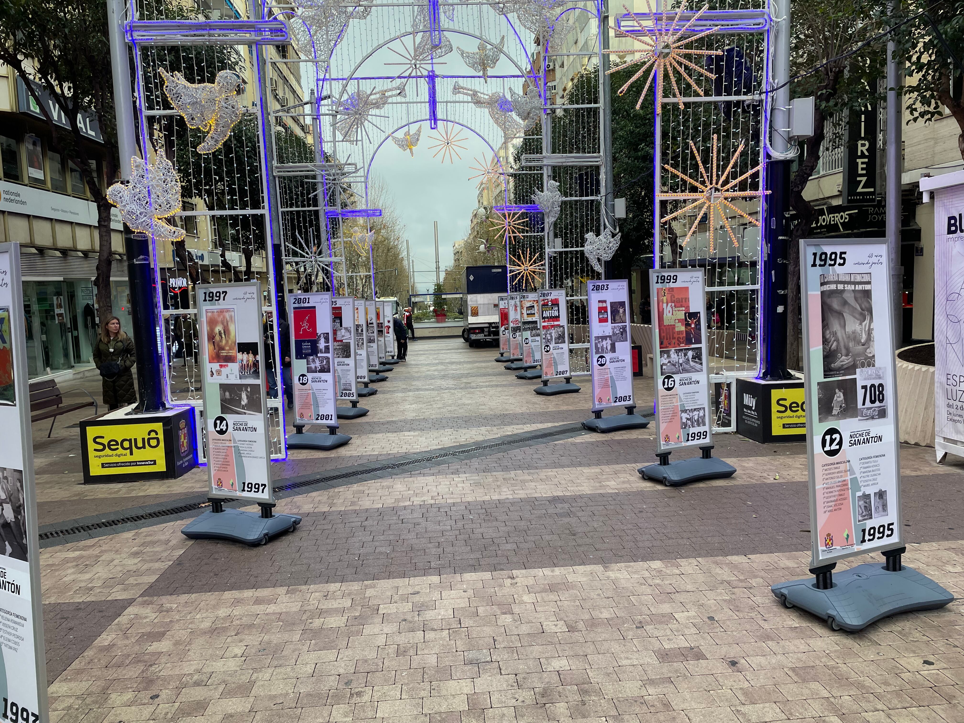 Los paneles instalados en la Calle Roldán y Marín sirven como testimonio de la historia de la carrera  San Antón a lo largo de los últimos 40 años