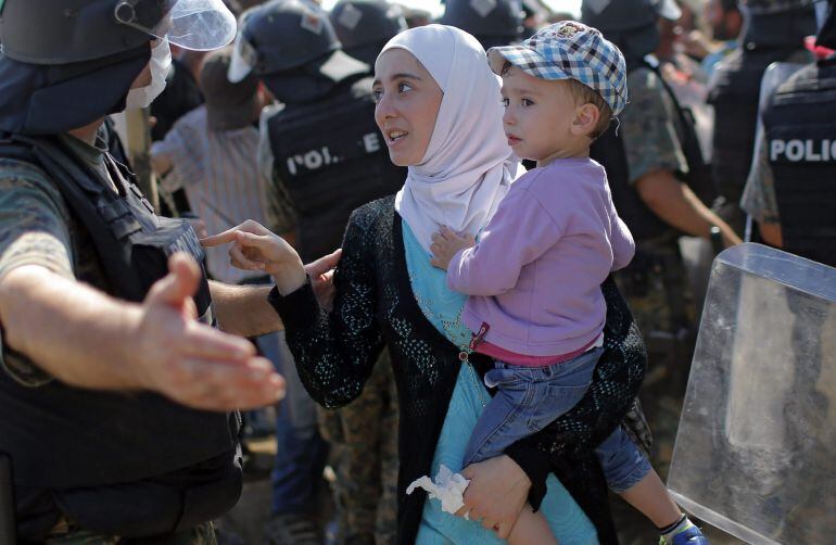 VXH18 GEVGELIJA (MACEDONIA) 02/09/2015.- Migrantes cruzan la frontera entre Macedonia y Grecia cerca de Gevgelija (Macedonia) hoy, 2 de septiembre de 2105. En la ruta de los Balcanes los refugiados suelen pasar por Grecia, Macedonia y Serbia antes de entrar en Hungría, el primer país de la Unión Europea al que llegan y desde el que aspiran a continuar viaje sobre todo hacia Alemania o Suecia. EFE/Valdrin Xhemaj