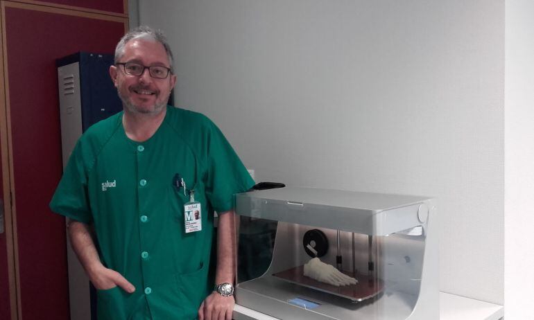 El Dr. Carlos Martín, en el laboratorio de Biomecánica del Hospital Miguel Servet,  junto a  la impresión en 3D de un pie