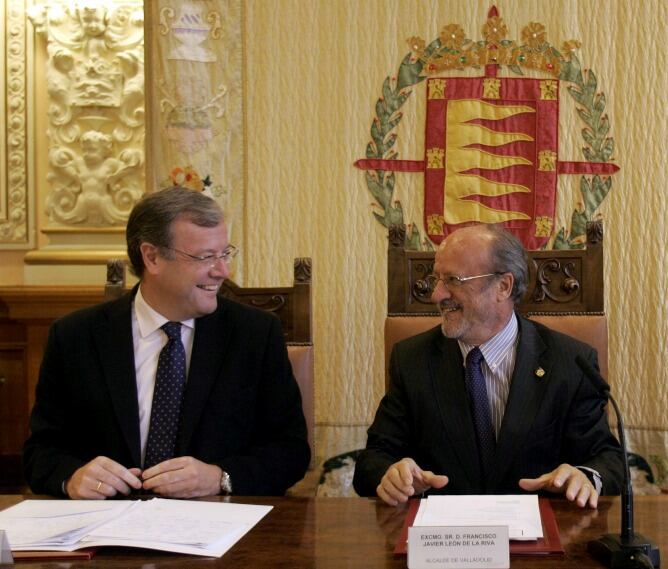 El consejero de Fomento, Antonio Silván, y el alcalde de Valladolid, Javier León, en una rueda de prensa