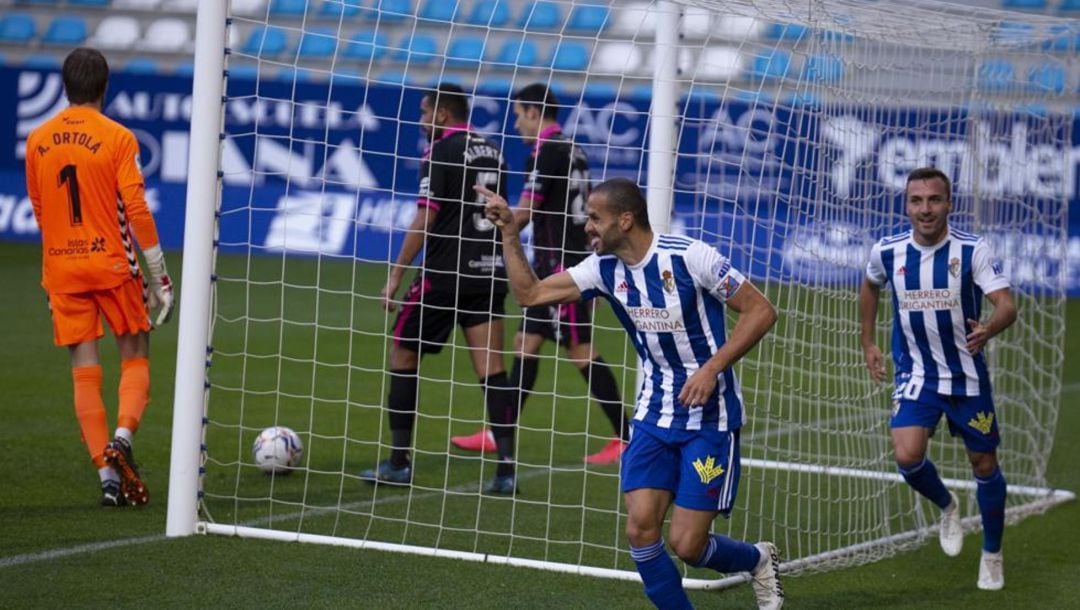 Cuarta victoria de la Ponferradina que se mantiene en la zona alta de la clasificación .