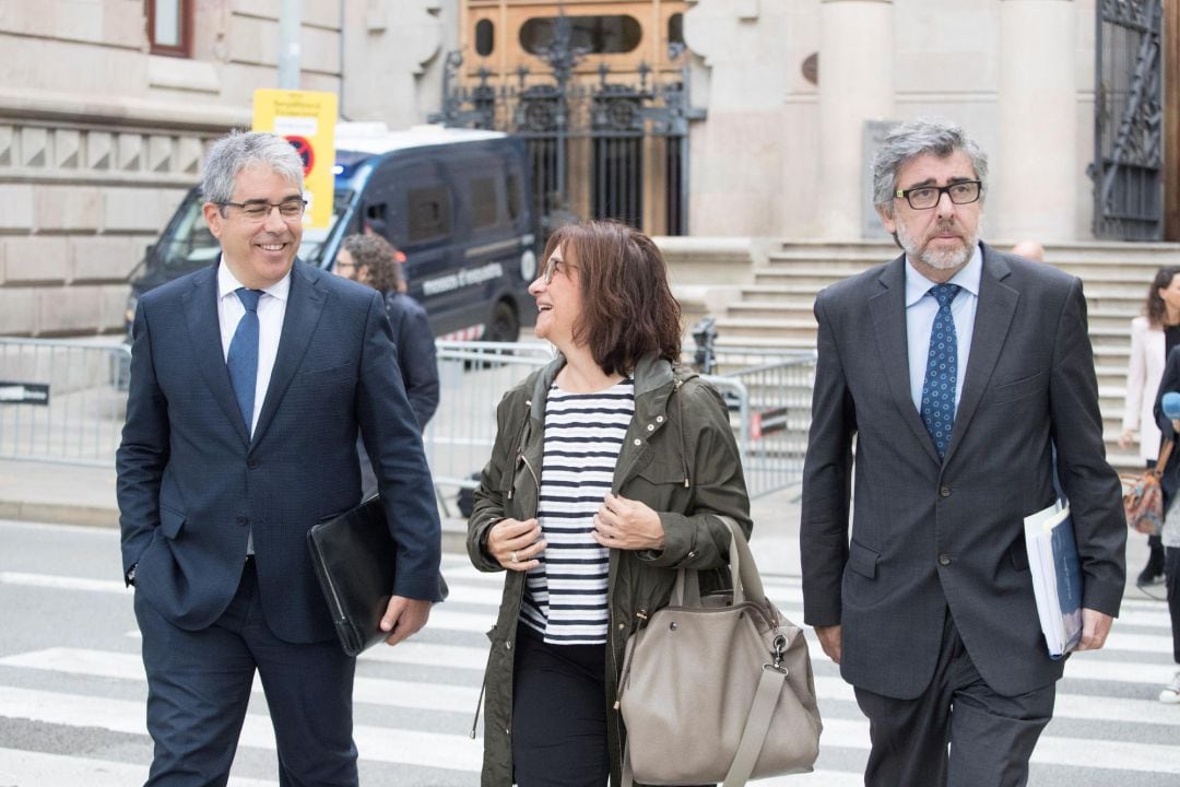 L'exconseller Francesc Homs, la dona de Jordi Turull, Blanca Bragulat i l'advocat Jordi Pina, a la sortida del Tribunal Superior de Justicia de Catalunya