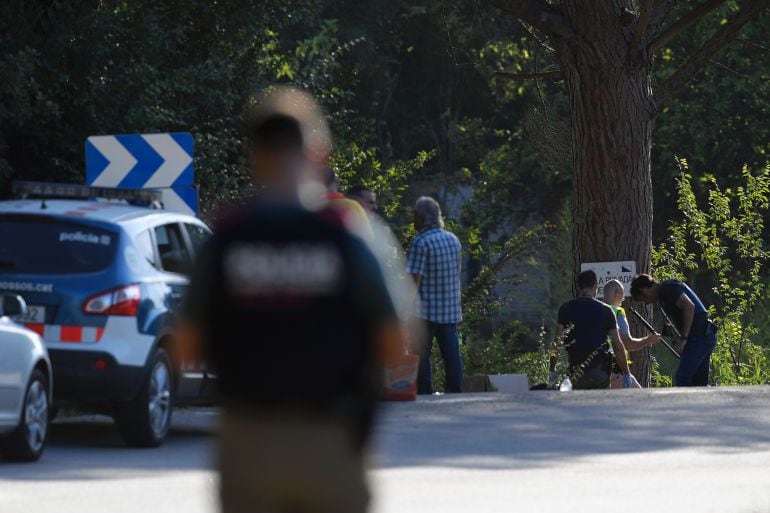 Agentes de seguridad registran el lugar en el que fue abatido Younes Abouyaaqoub, el autor material del atropello masivo de Barcelona.