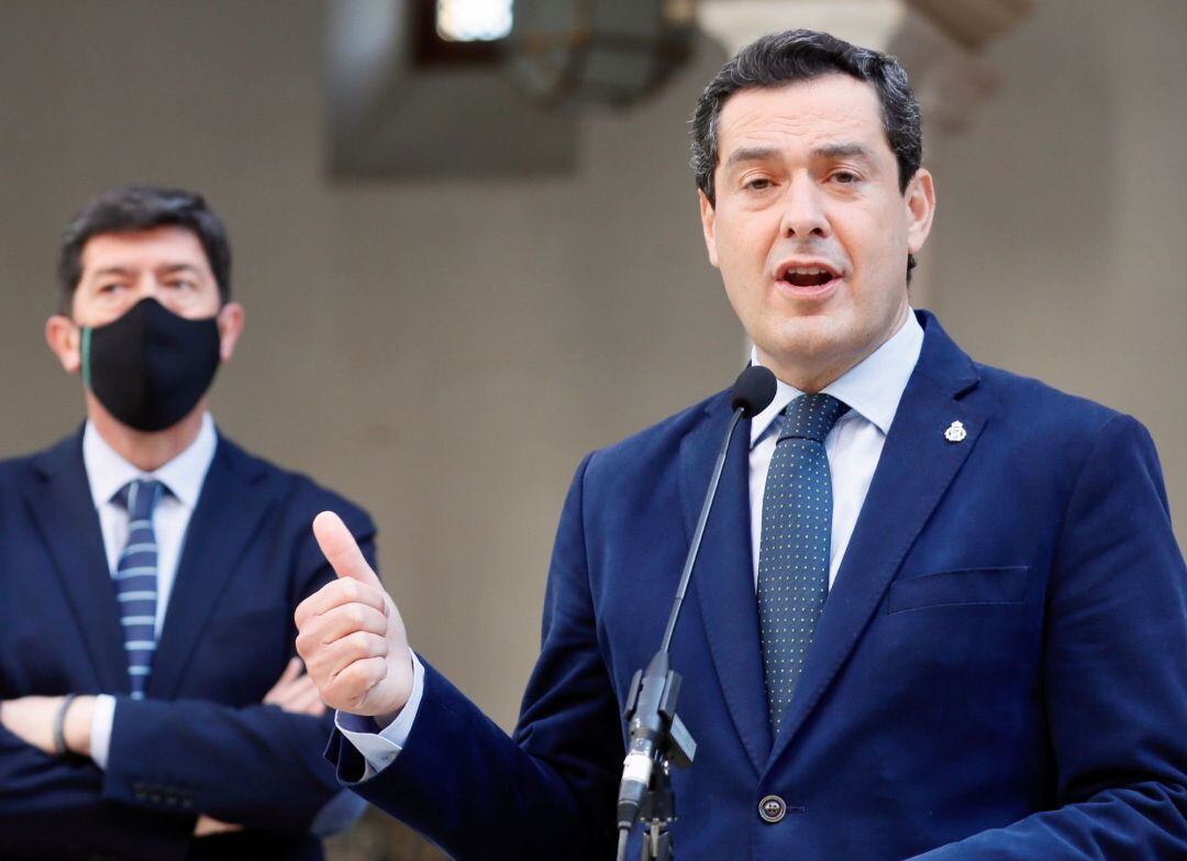 El presidente andaluz, Juanma Moreno, del PP, y el vicepresidente, Juan Marín (i), de Ciudadanos, han comparecido juntos esta tarde en el patio del Parlamento andaluz.