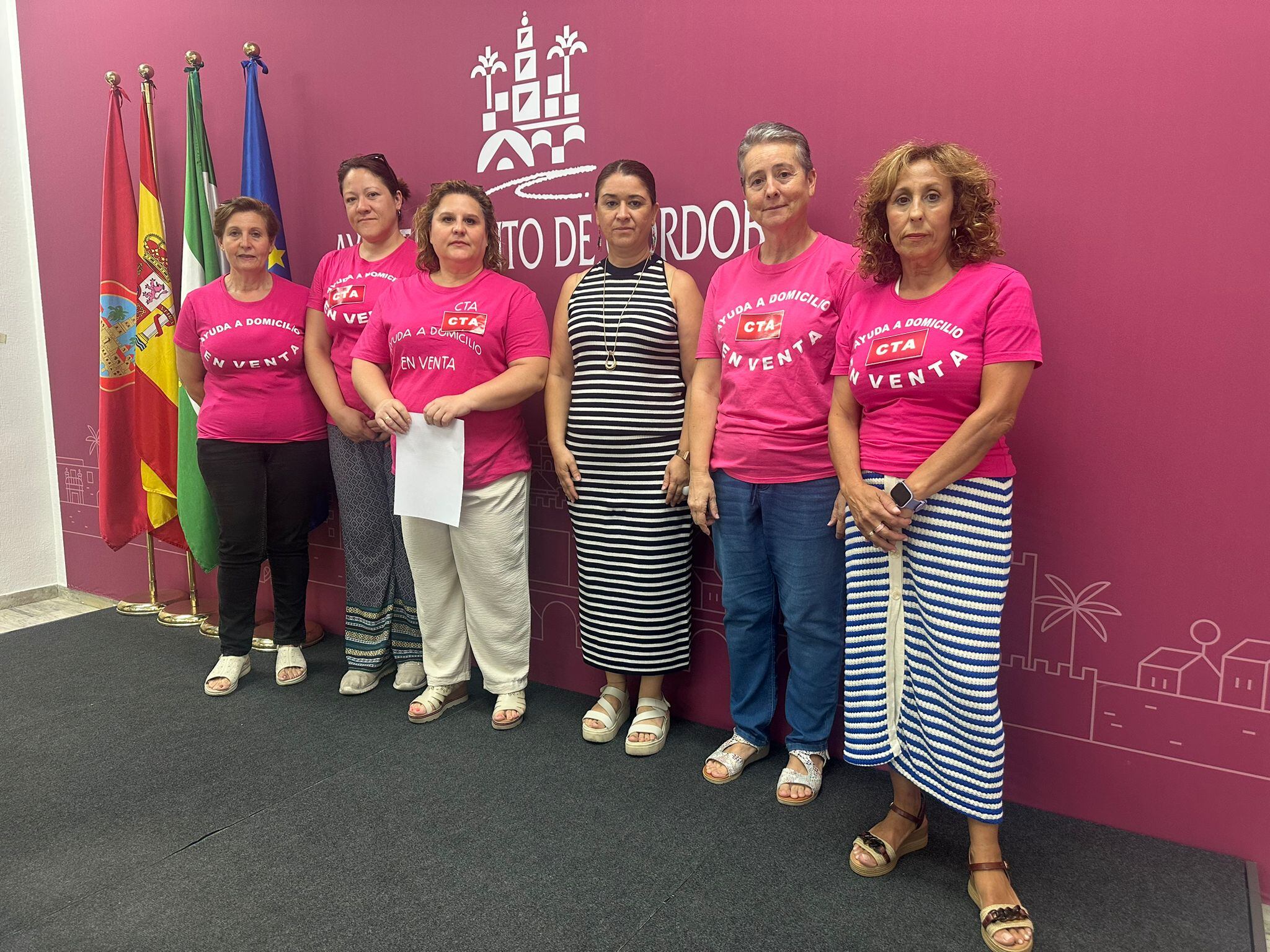 Trabajadoras de Ayuda a Domicilio junto a Irene Ruiz, de Hacemos Córdoba