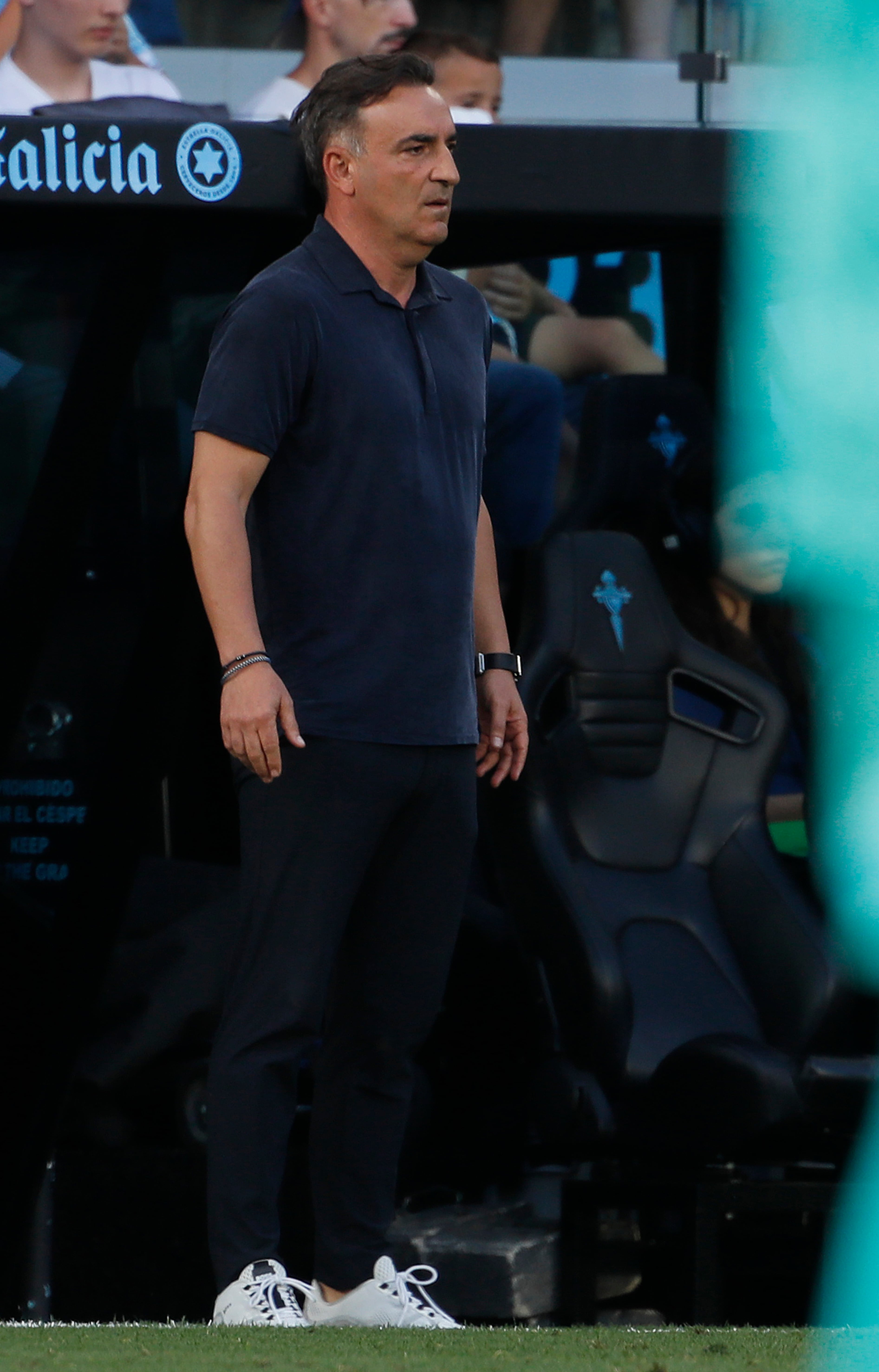 VIGO (PONTEVEDRA), 23/05/2023.- El entrenador del Celta, Carlos Carvalhal, durante el partido de Liga en Primera División que Celta de Vigo y Girona FC han disputado este martes en el estadio de Balaídos. EFE/Salvador Sas
