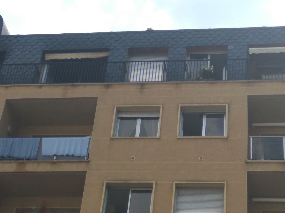 Estat en què ha quedat l'àtic afectat per un greu incendi la passada nit a la capital.