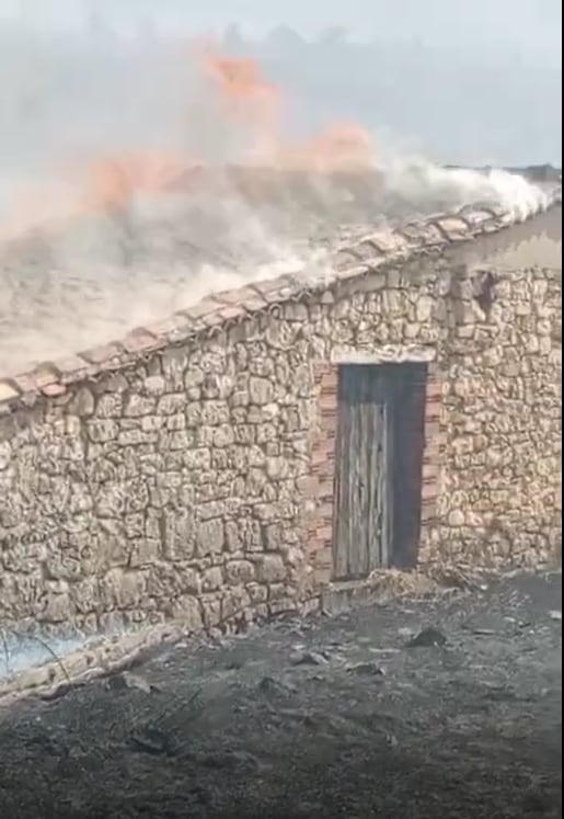 Construcción ardiendo en el incendio de Quintanilla del Coco