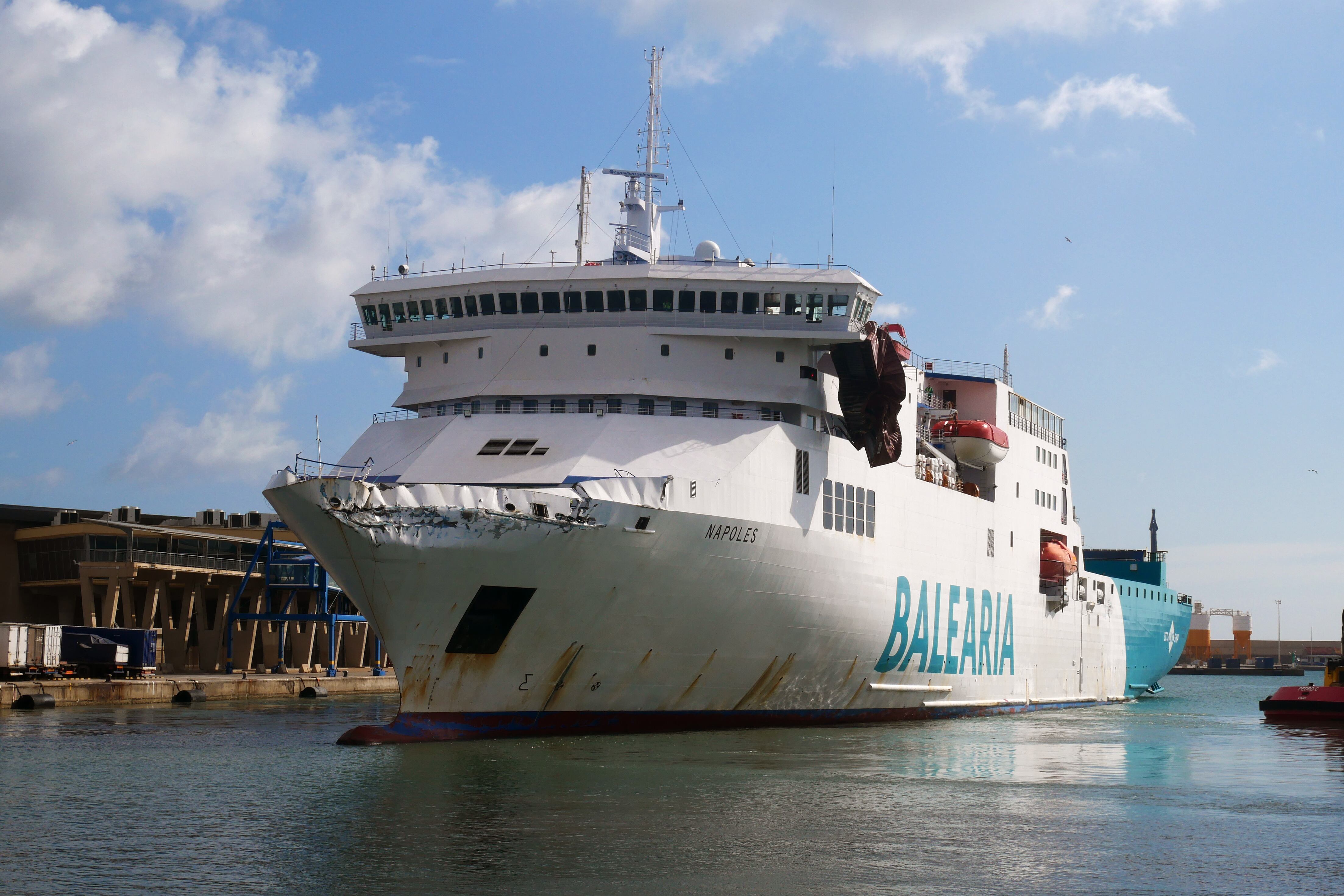 GRAF6759. MELILLA, 12/03/2022.- El ferry Nápoles, de la compañía Baleària, que ha colisionado esta madrugada con el buque portacontenedores Laust Maersk en el mar de Alborán cuando realizaba la ruta Málaga-Melilla a su llegada al puerto de Melilla este sábado. EFE/ Paqui Sánchez