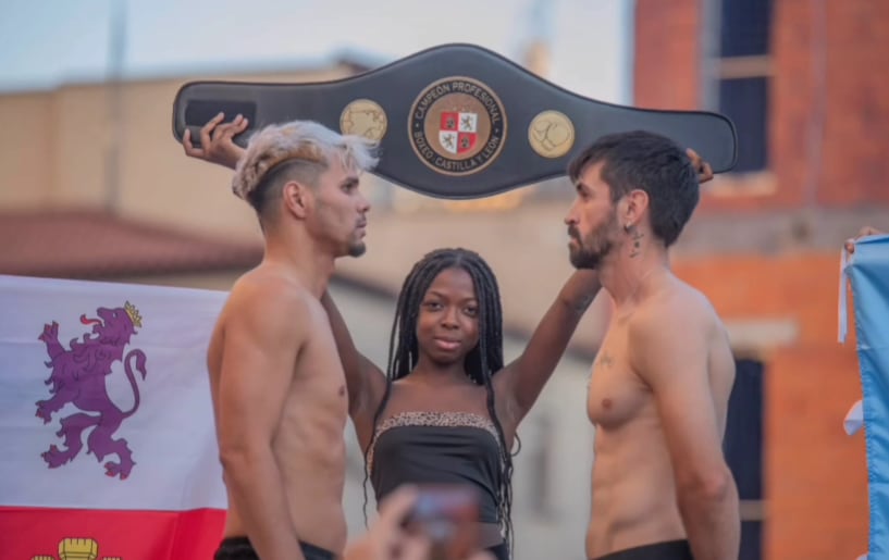 Ion Pérez (derecha) en el pesaje previo al combate